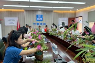 林德斯：球队的风格很适合范迪克，他在今年成长了很多